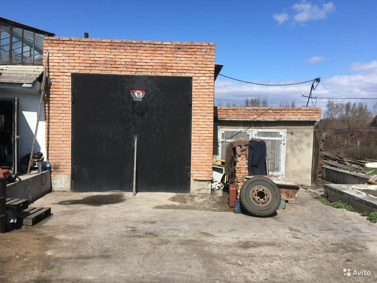 Номер гаражным боксом. Гараж для грузовика. Гараж для большегрузных машин. Гараж для тягача. Гаражный бокс для грузовика.